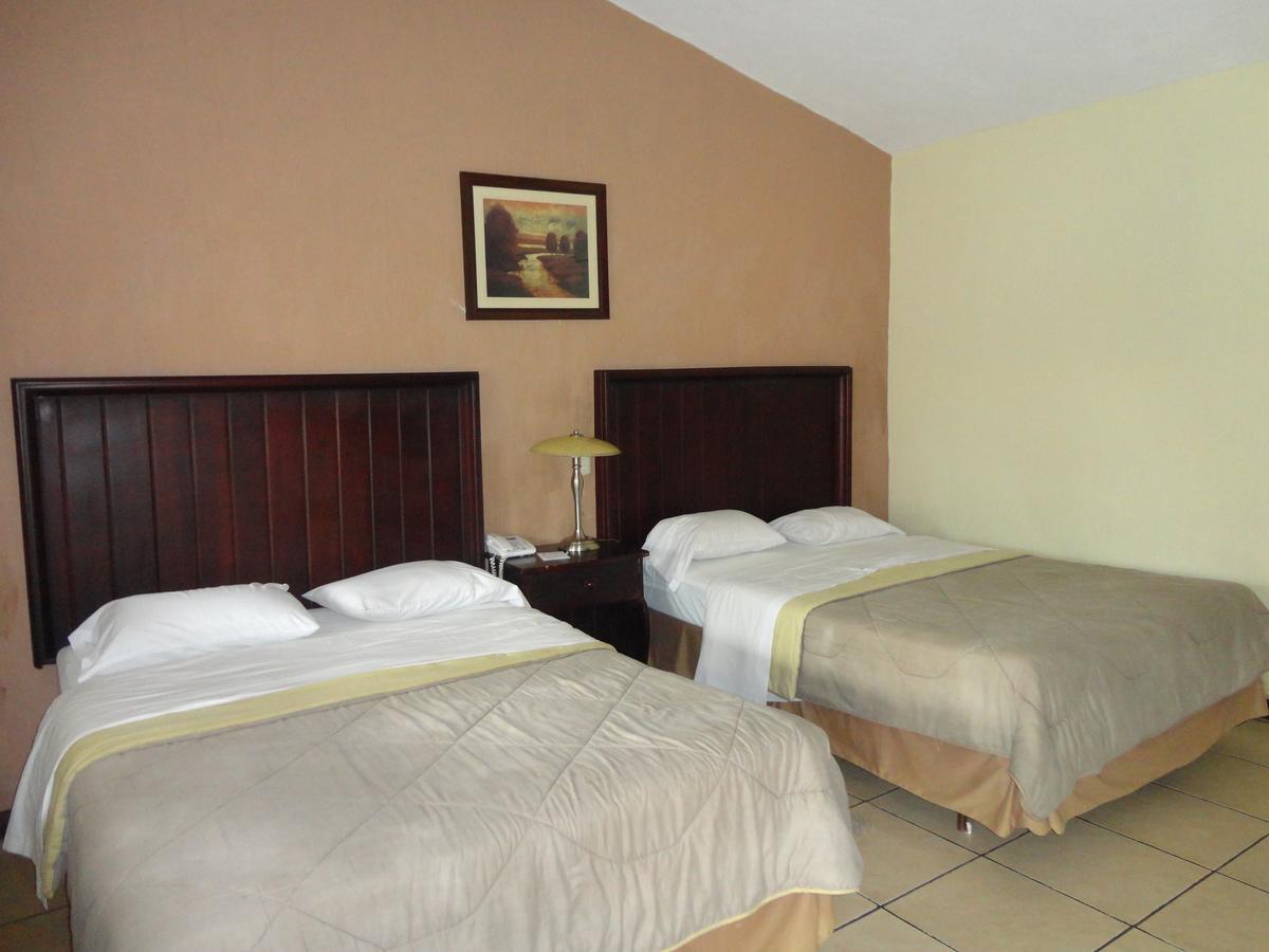 Hotel La Colonia Retalhuleu Esterno foto
